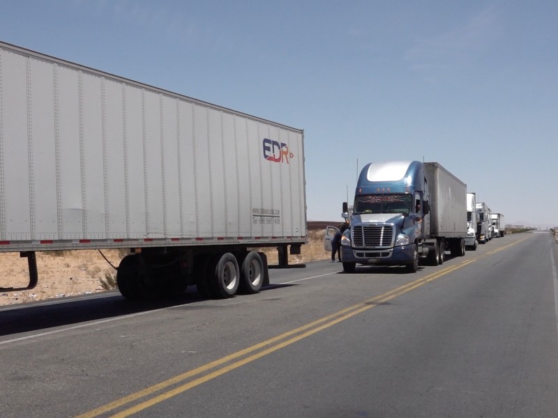 Transportistas enfrentan filas de hasta 8 km