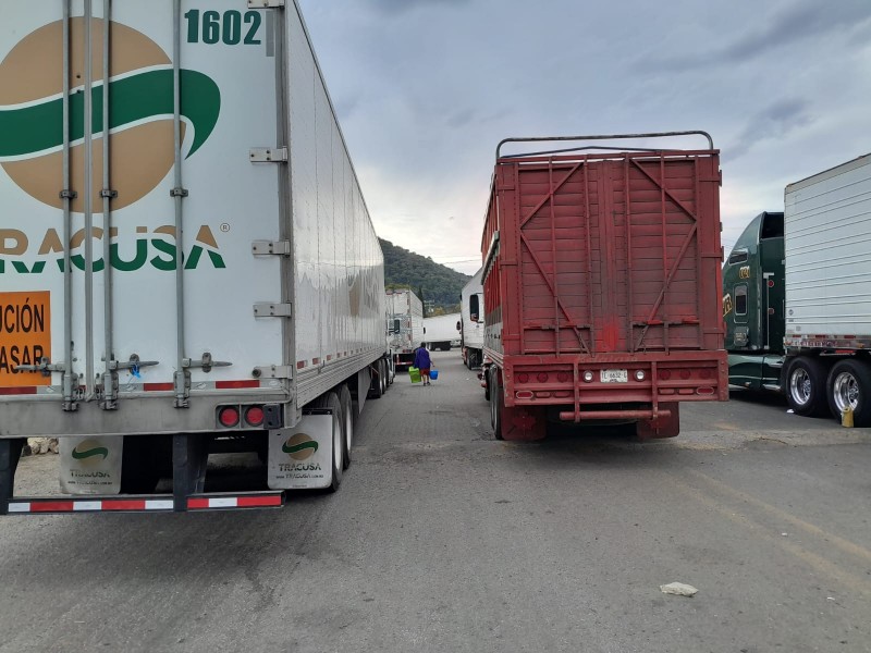 Transportistas están retenidos en La Cantera