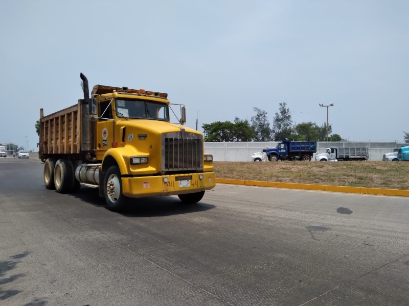 Transportistas, exigen a CATEM suelo parejo en trabajos de acarreo