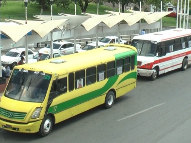 Transportistas exigen apoyo al gobernador
