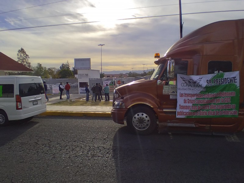 Transportistas exigen regulación de grúas ante cobros excesivos