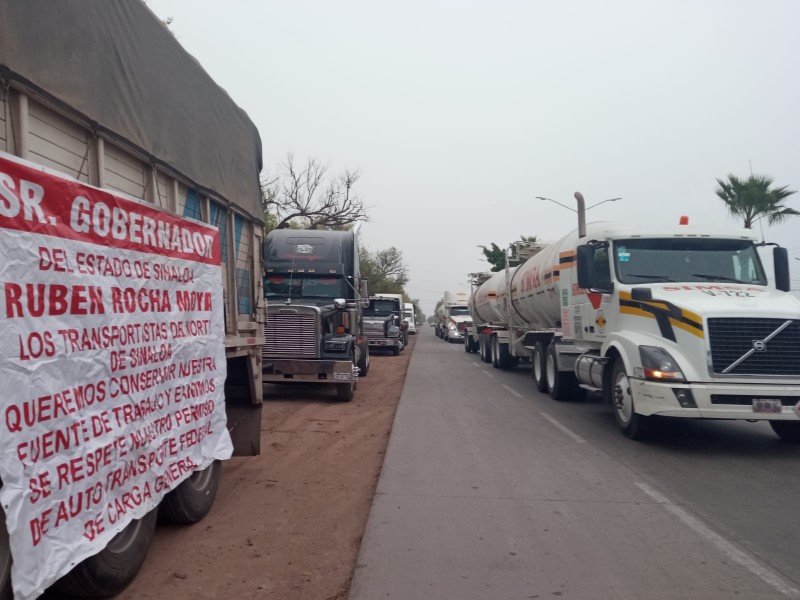 Transportistas foráneos se manifiestan, exigen respetar permiso federal