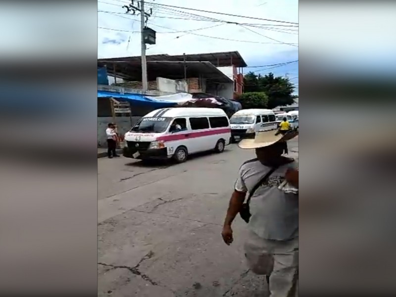 Transportistas hacen caravana para exigir paz en Petatlán