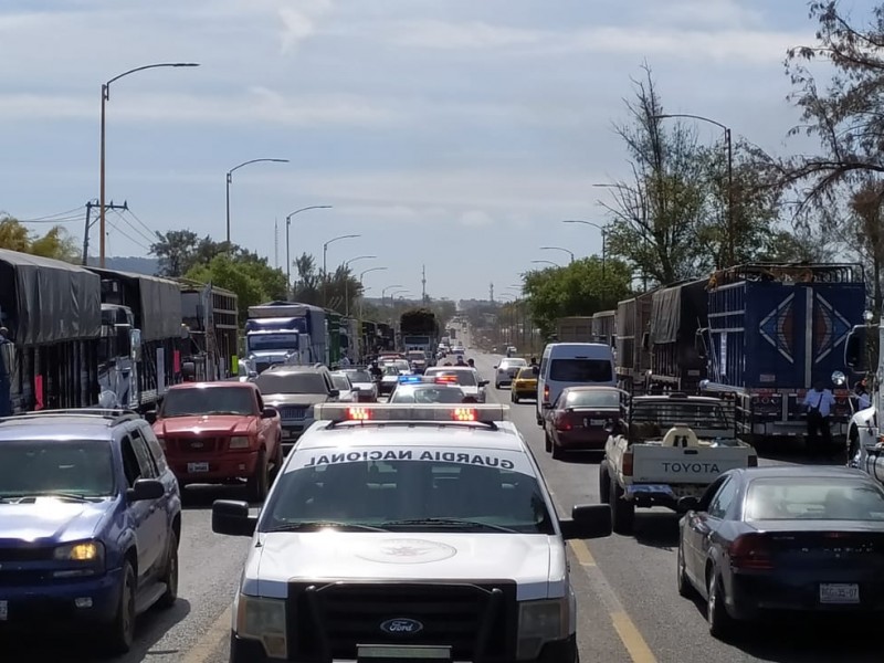 Transportistas liberan circulación de la carretera federal 15