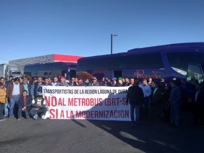 Transportistas marchan contra el metrobús