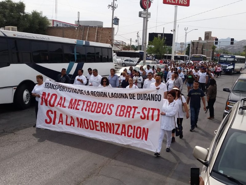 Transportistas se manifiestan contra el Metrobús