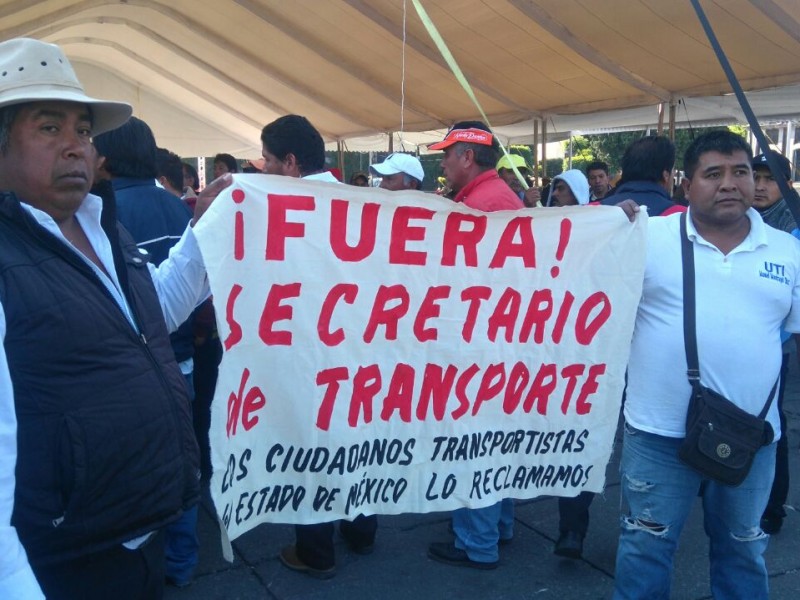 Transportistas piden destitución del secretario de Movilidad
