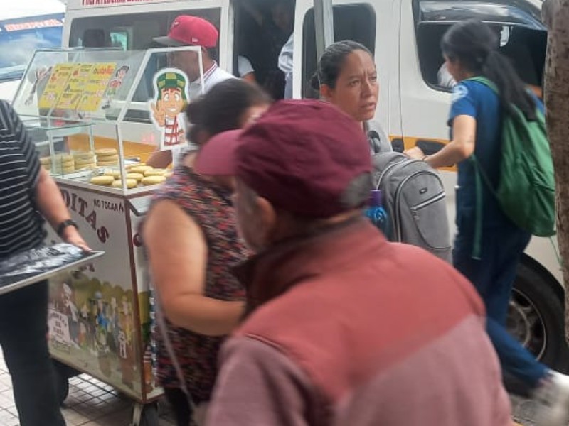 Transportistas Piden liberar paradas de ambulantes