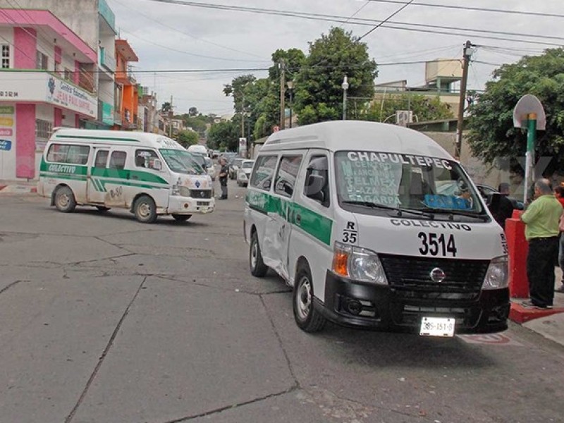 Transportistas ponen en riesgo a usuarios