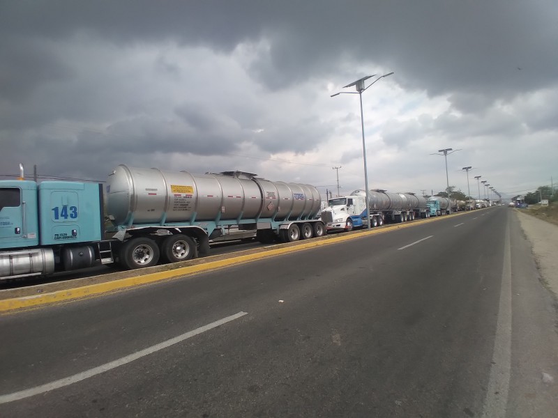 Transportistas, principales afectados por bloqueo carretero en Salina Cruz