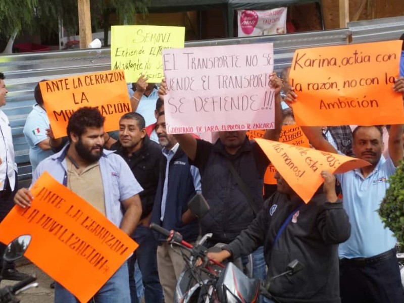 Transportistas protestan contra el BinniBus en la Defensoría de los Derechos Humanos