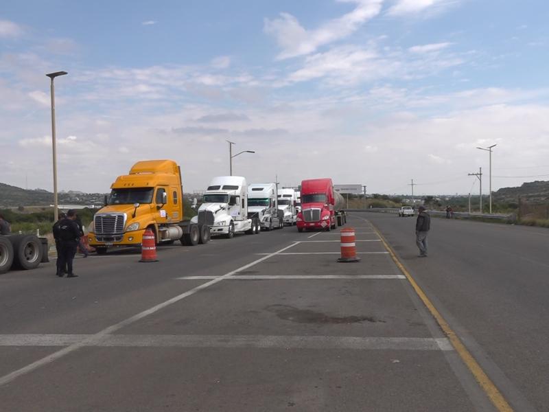Transportistas protestan en caseta Durango-Mazatlán por altos costos.