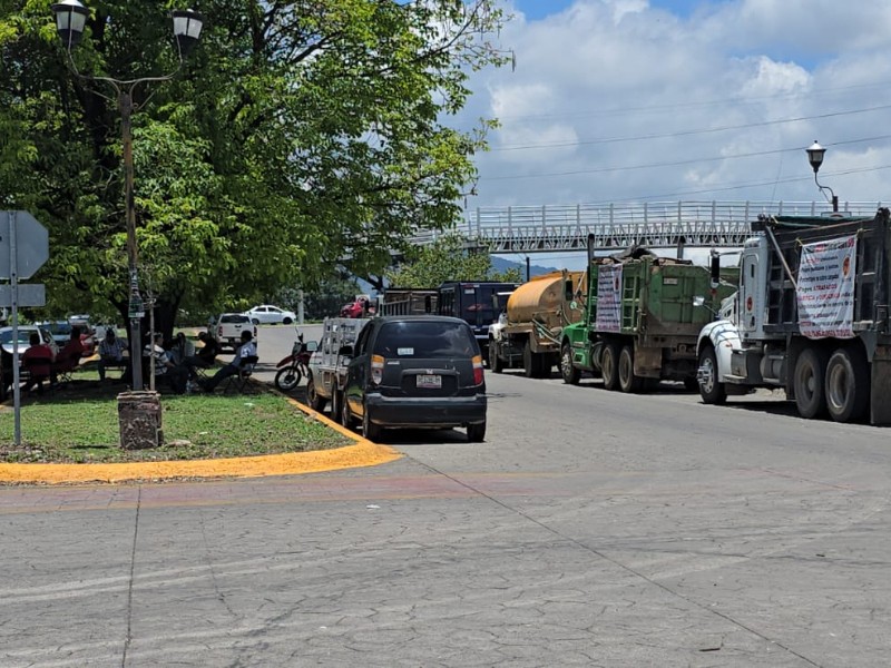 Transportistas protestan en Tepic por pagos incumplidos
