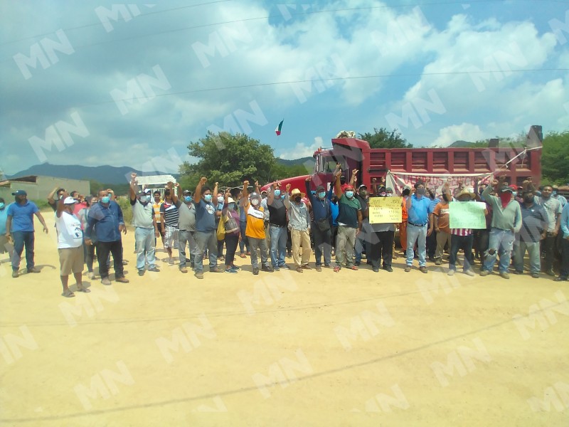 Transportistas que laboran en construcción del rompeolas denuncian irregularidades