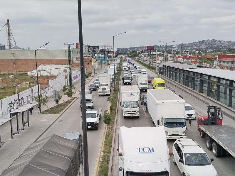 Transportistas realizan marcha lenta en carretera a Chapala