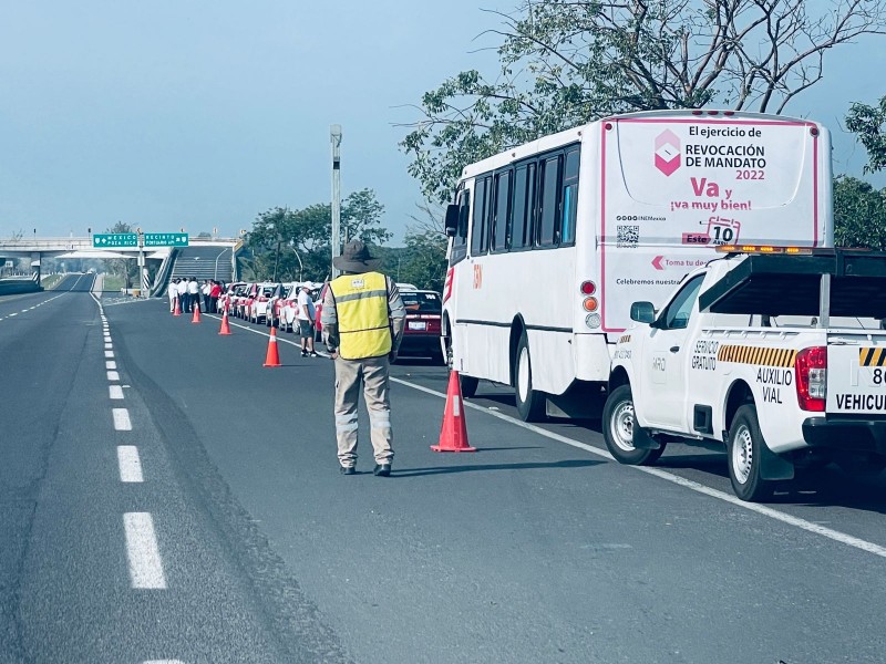 Transportistas realizan paro en autopista México-Tuxpan