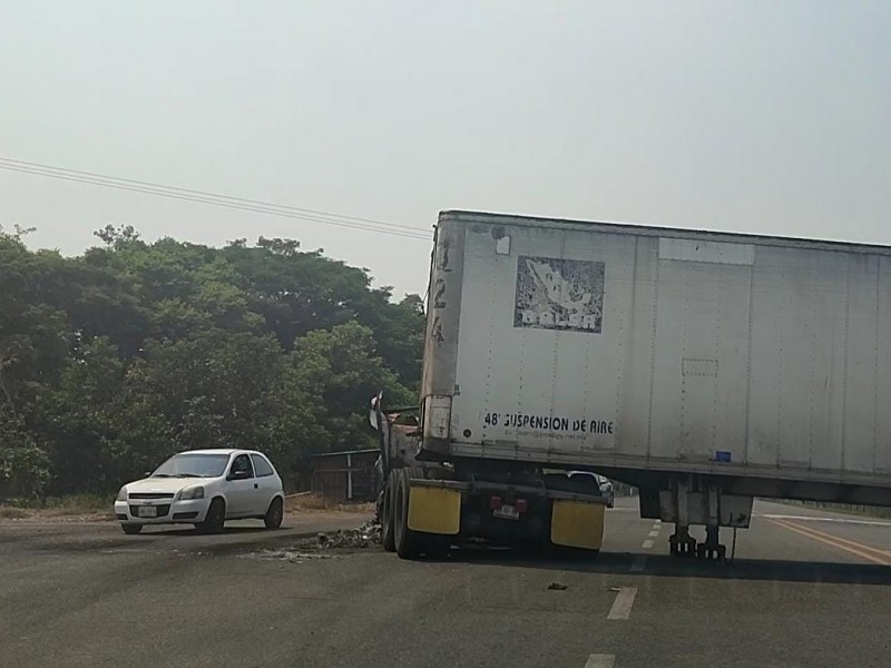 Transportistas reportan pérdidas económicas por bloqueos carreteros