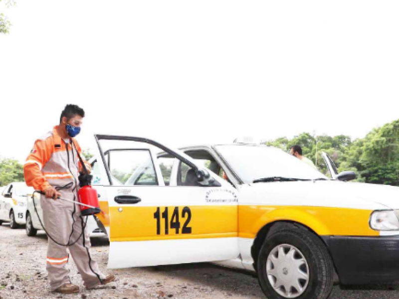 Transportistas sanitizan sus unidades contra COVID-19