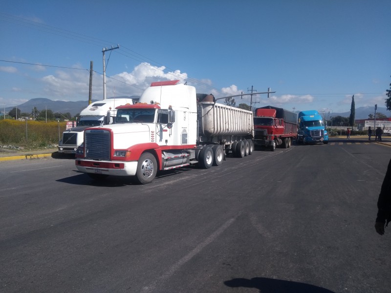 Transportistas se inconforman por cierre de calles