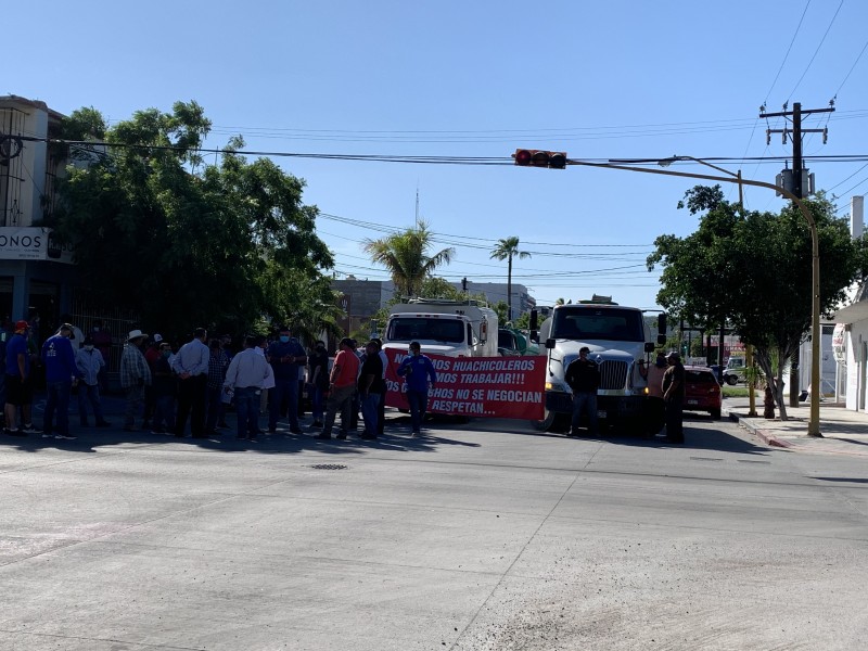 Transportistas se manifiestan a las afueras de SAPA La Paz