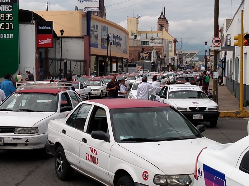 Transportistas se manifiestan contra posible entrada de Uber a Zamora