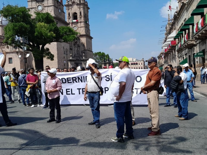 Transportistas se manifiestan durante Informe de Gobierno de Bedolla