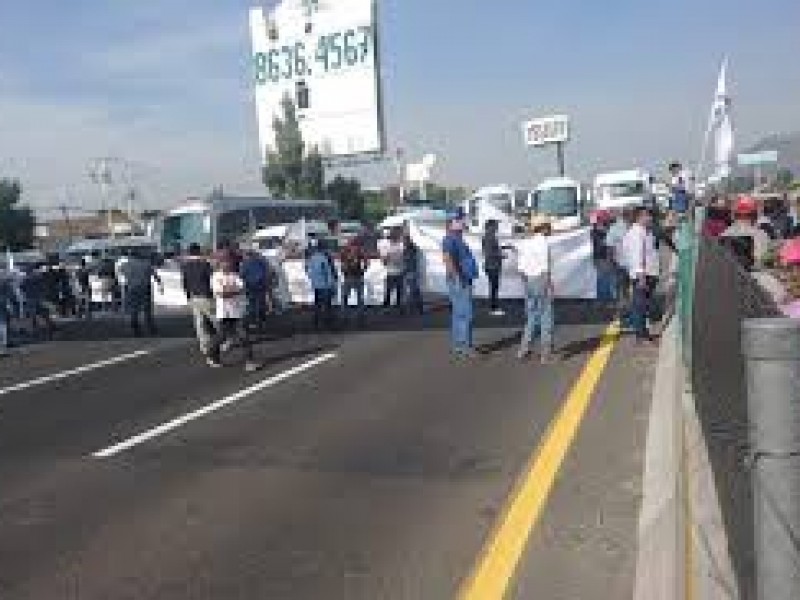 Transportistas se manifiestan en la autopista México Puebla