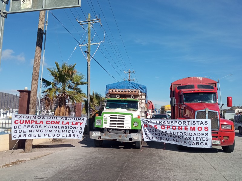 Transportistas se manifiestan, exigen respetar leyes que regulan la carga