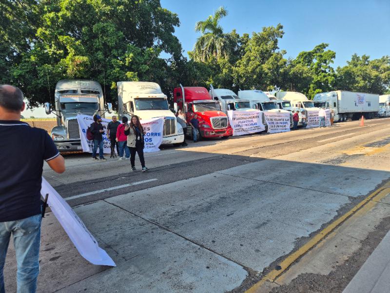 Transportistas se movilizan en Culiacán por inseguridad y costos carreteros