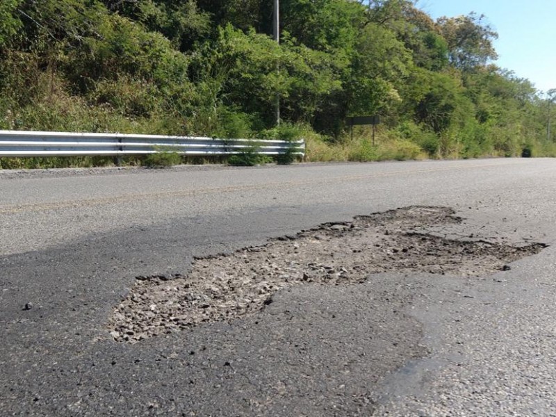 Transportistas sumados a pedir reparación de la carretera Zihuatanejo-Lázaro Cárdenas