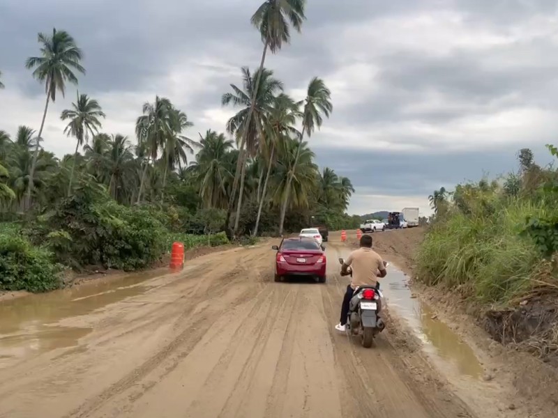 Transportistas urgen reparar tramo dañado de Coyuca