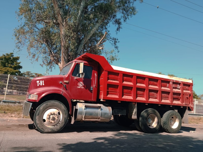 Transportistas venden sus unidades ante la falta de trabajo