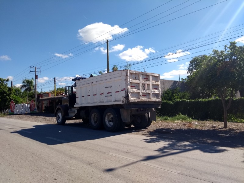 Transportistas vigilan accesos a centros de acopio