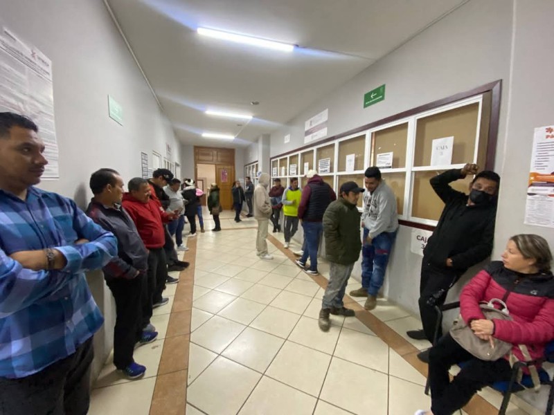 Transportistas y ciudadanos se manifiestan en Pátzcuaro por refrendos vehiculares