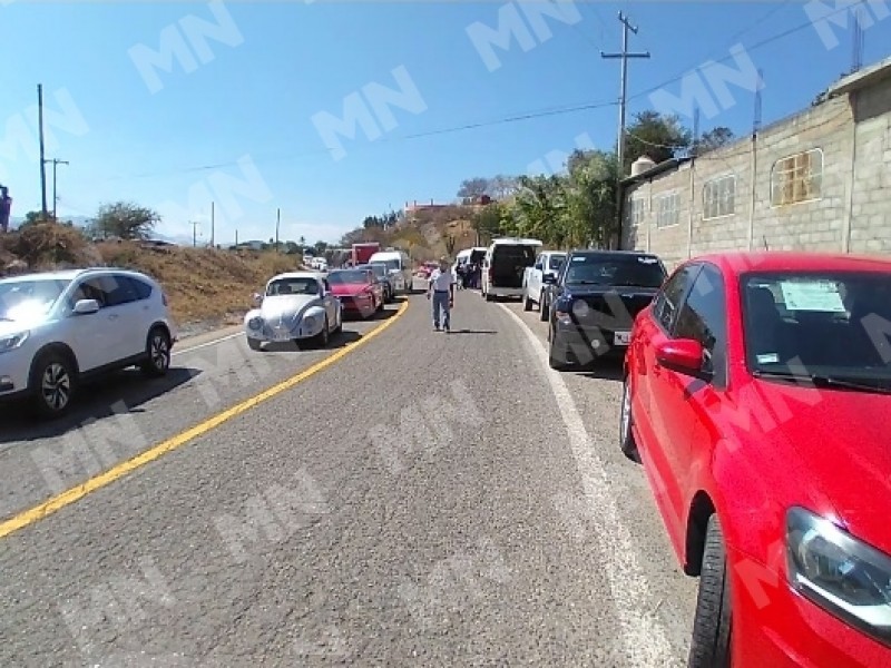 Transportistas y usuarios sufren consecuencias del bloqueo carretero en Tequisistlán