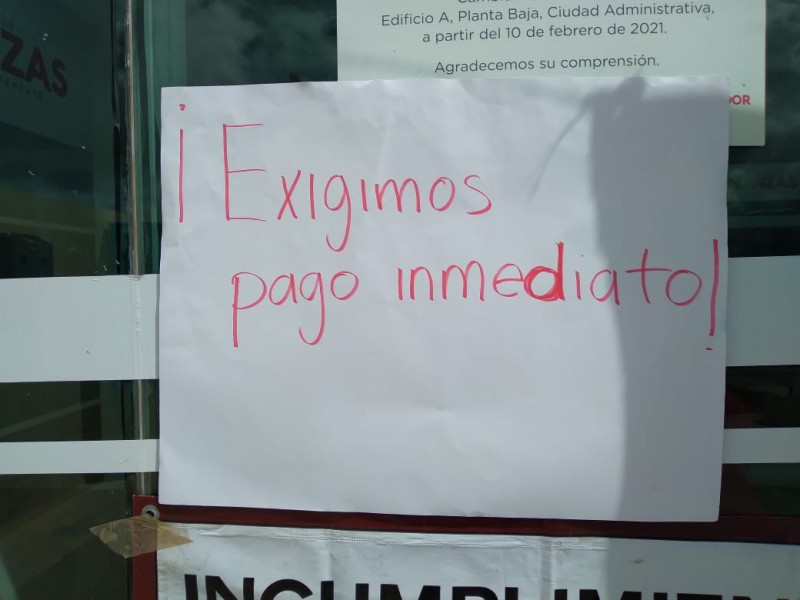 Tras 10 días de manifestarse maestros continúan sin pago