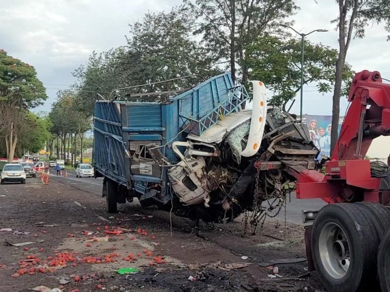 Tras 12 horas retiran torton siniestrado en Lázaro Cárdenas