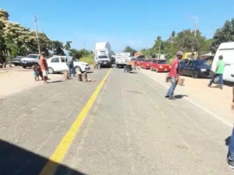 Tras 24 horas de bloqueo habitantes de Papanoa desistieron protesta