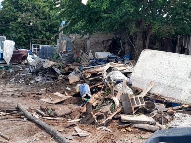 Tras 30 años, desalojan tres familias en la colonia Miguel Hidalgo