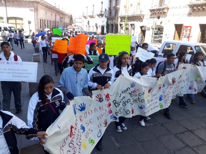 Tras 5 meses sin sueldo marchan docentes