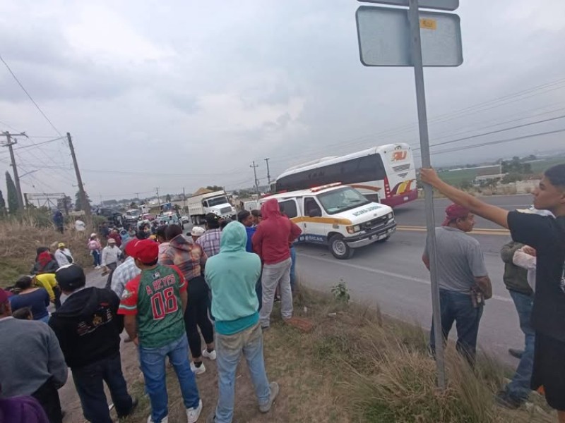 Tras accidente amagan con linchar a conductor en Perote