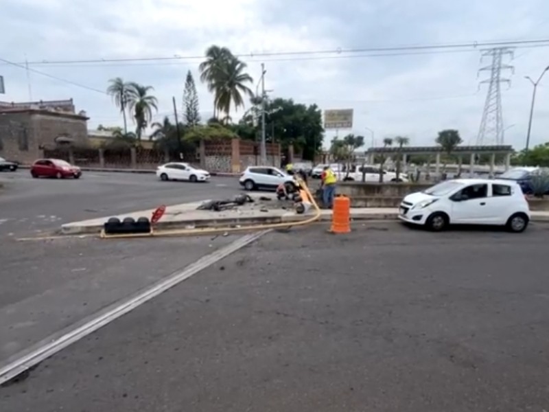 Tras accidente tumban semáforo sobre Tercer Anillo