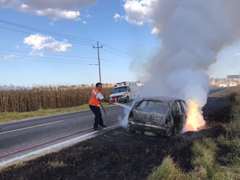 Tras accidente se incendia automóvil en Lara Grajales