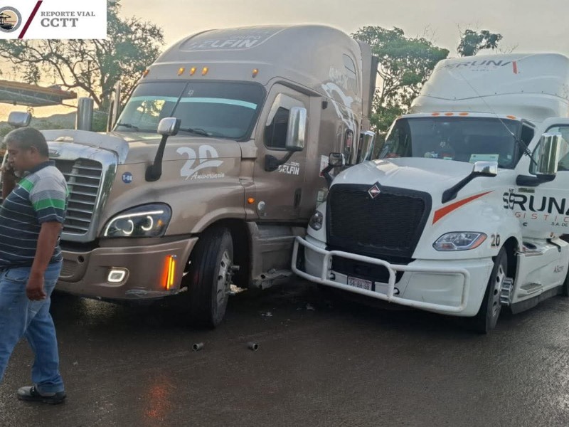 Tras accidente, unidades de carga generan caos vial en Manzanillo