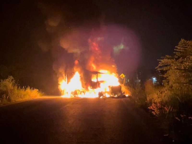 Tras acuerdos, habitantes de Oteapan liberan carretera Costera del Golfo