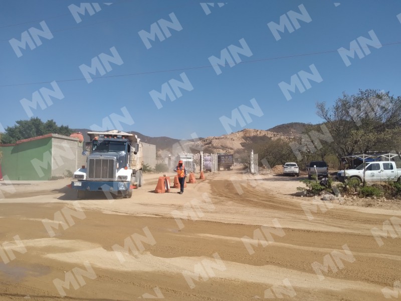 Tras acuerdos, reanudan acarreo de piedra al rompeolas desde Mazahua