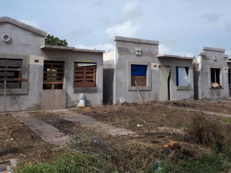 Tras años luchando, familias de Urbi Villas adquieren viviendas invadidas