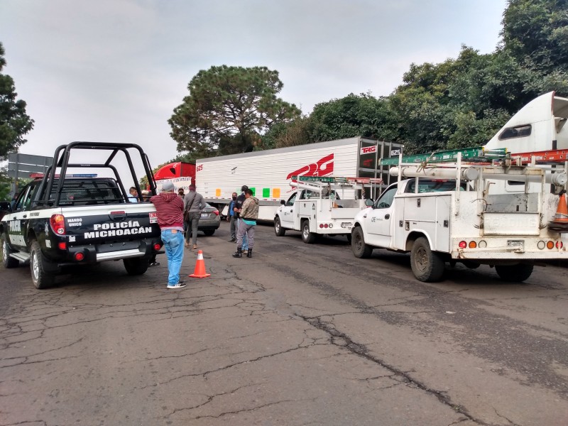 Tras bloqueo carretero, autoridades piden respetar las leyes pacíficamente