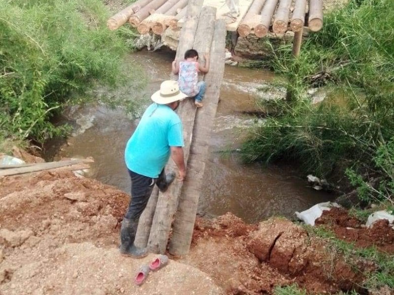 Tras caída de puente en Minatitlán, habitantes improvisan una salida