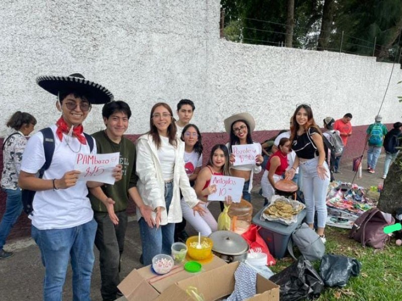 Tras cancelación de kermés, estudiantes venden antojitos en la calle
